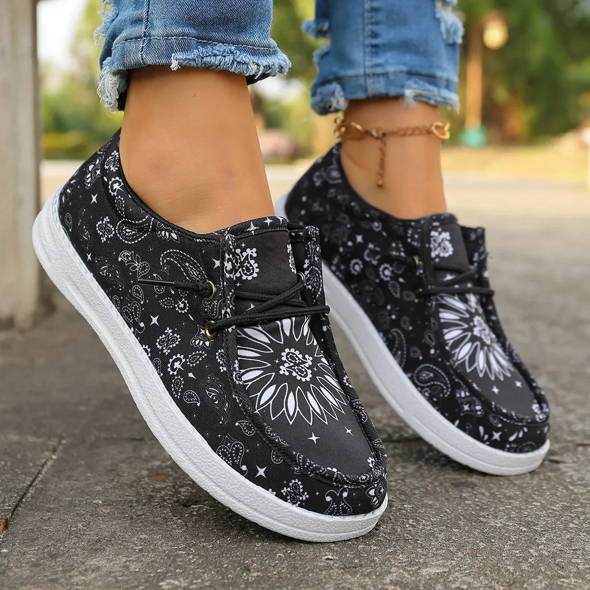 10.5 / Black and White